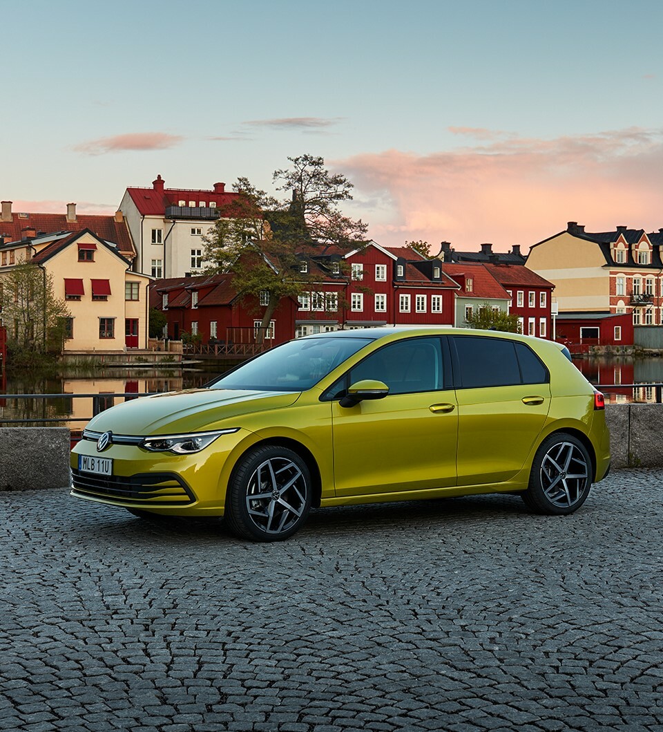 Gul volkswagen golf framför kanal